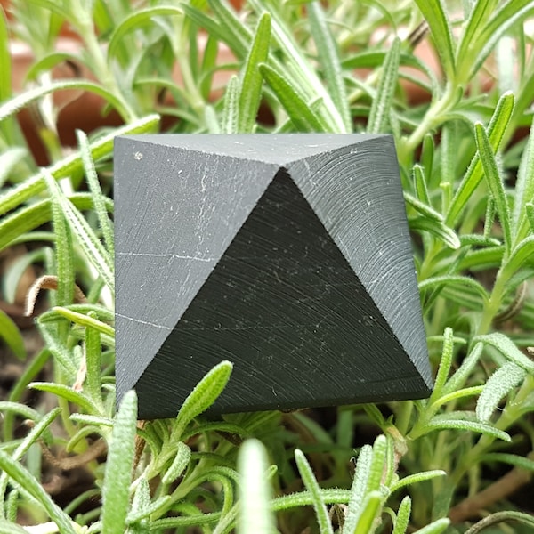 Natural SHUNGITE pyramid gemstone, High-Quality GRADE A, 3cm