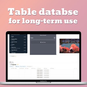 Pode incluir: Um ecrã de computador portátil a mostrar uma aplicação de base de dados de tabela com uma lista de tarefas e uma secção de notas. A aplicação tem um fundo cinzento escuro e uma fonte de texto branca. O computador portátil está sobre uma superfície rosa.