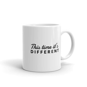 Peut inclure: Une tasse à café en céramique blanche avec du texte noir qui dit "This time it's DIFFERENT".