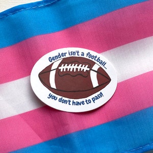 Pegatina de orgullo no binario / El género no es un fútbol americano / Americano