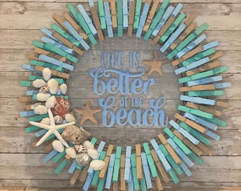 La vida es mejor en la playa / Concha / Estrella de mar / Corona de pinzas de ropa / Corona para puerta de entrada / Decoración del hogar - Varios tamaños disponibles