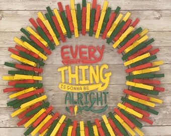 Reggae Wreath, Everything Little Thing Is Gonna Be Alright, Marley, Clothespin Wreath, Green Red Yellow, Decor - Varios tamaños disponibles