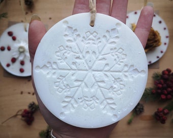 Christmas Snowflake Medallion-Eco&Vegan Friendly Christmas and Interior Decorations/Soy Wax, Fragrances and Botanicals/Natural Baubles