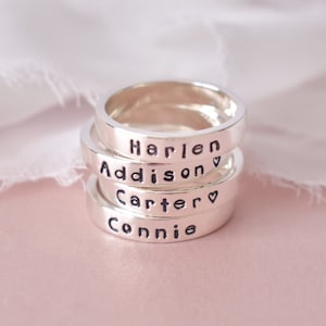 Anillos de nombres apilables, anillo estampado a mano plata de ley, anillo de madres personalizado, anillo con nombres, anillo de nombre de niño, regalo del 1er día de las madres