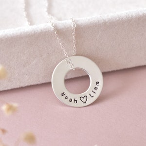 Collar de apellido personalizado, collar de nombres de niños personalizados de plata de ley, collar de nombre de círculo, collar de lavadora estampado a mano