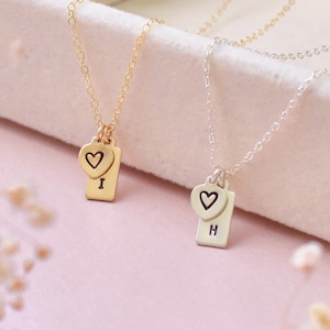 手打ちイニシャルタグネックレス、スターリングシルバーまたはゴールドフィルド、ママネックレス
