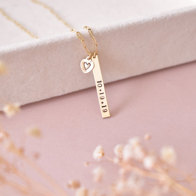 Collier date personnalisé en or, collier barre verticale en argent, collier date de mariage, collier plaque nominative personnalisée, collier date anniversaire image 1