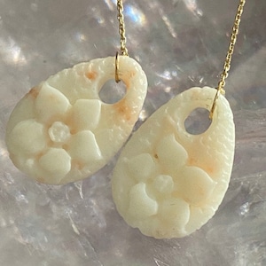 18kt gold and coral earrings