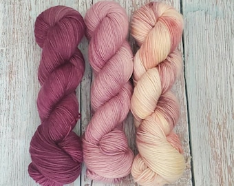 Ensemble Sweet Romance - Trois écheveaux - Fil teint à la main sur laine mérinos Superwash