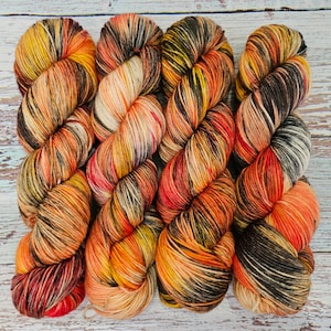 Fil teint à la main Glowing Embers sur laine mérinos extrafine Superwash