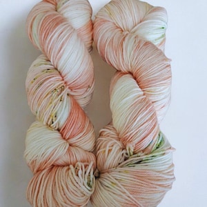 Begonia brzoskwiniowa – ręcznie farbowana włóczka na wełnie merino Extrafine Superwash