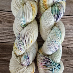 Kaleidoscope - Hilado teñido a mano en lana merino superlavada extrafina