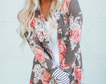 Cardigan long and comfortable, with floral print and striped cuffs. Elegant and casual.