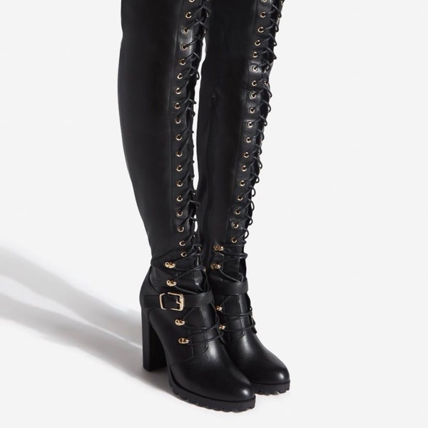 Pair of thigh-style boot, sexy combat boot look. Climb high on the thigh, in imitation black leather.