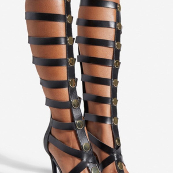 Heel shoe and strap in imitation leather. Sexy and provocative, dresses the foot well up to the top of the calf.