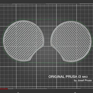 Op de afbeelding: Een 3D-geprint model van een Prusa i3 MK3 printerbed met een rasterpatroon. De tekst "ORIGINAL PRUSA i3 MK3 by Josef Prusa" is op het bed geprint.