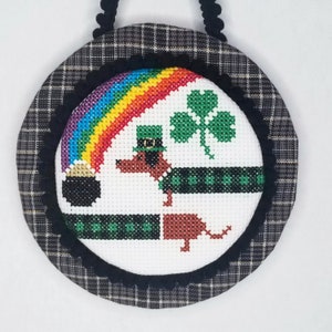 Patrón de punto de cruz de perro salchicha - Adorno de perro Doxy del día de San Patricio Descargar PDF
