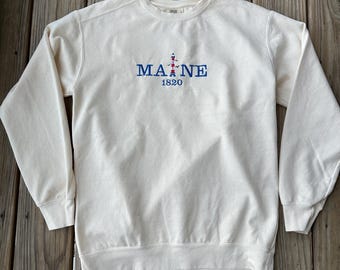 Sudadera de cuello redondo con faro de Maine bordado – Colores Coastal Comfort