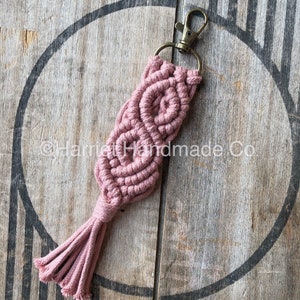 Mini Makramee Swirl Quaste Clip Schlüsselanhänger | Drehbarer Clip aus gewebter Faser geknüpft Boho Accessoires Boho Brautjungfer Geschenk für ihren Schlüsselclip