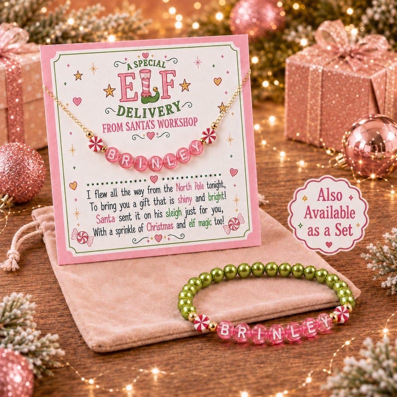 Puede incluir: Un collar de cadena dorada con cuentas de letras rosas que forman el nombre BRINLEY y cuentas de menta rojas y blancas sobre una tarjeta que dice A SPECIAL ELF DELIVERY FROM SANTA'S WORKSHOP, junto a una pulsera a juego con cuentas verdes y rosas.