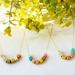 Colar de contas quadradas coloridas com nome ENVIO RÁPIDO Contas de nome douradas delicadas | Colar de contas para crianças com nome Colar de nome para meninos Colar de nome para meninas