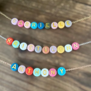 Collar con nombre y cuentas de colores brillantes / ENVÍO RÁPIDO / Collar con nombre en oro, plata y oro rosa / Collar con nombre con cuentas / Collar con nombre personalizado para niños