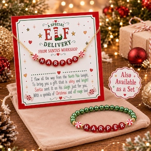 Puede incluir: Un collar dorado y una pulsera de cuentas con el nombre HARPER en letras rojas. El collar se presenta sobre una tarjeta blanca con el texto A SPECIAL ELF DELIVERY FROM SANTA'S WORKSHOP y un poema sobre regalos de Navidad.