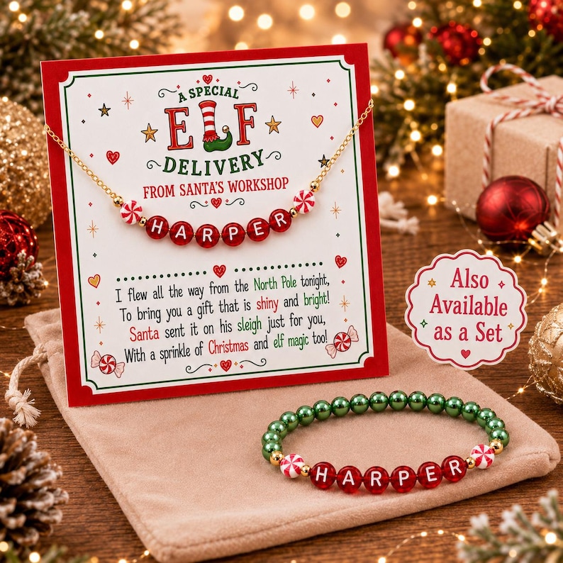 Puede incluir: Un collar dorado y una pulsera de cuentas con el nombre HARPER en letras rojas. El collar se presenta sobre una tarjeta blanca con el texto A SPECIAL ELF DELIVERY FROM SANTA'S WORKSHOP y un poema sobre regalos de Navidad.