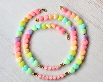 Collar de corazón arcoíris pastel, collar con nombre de corazones rosas para niñas, regalo para canasta de Pascua