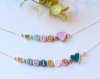Collier prénom personnalisé avec perles colorées | EXPÉDITION RAPIDE | Prénoms dorés délicats | Collier prénom en forme de coeur avec perles | Collier prénom en forme de coeur