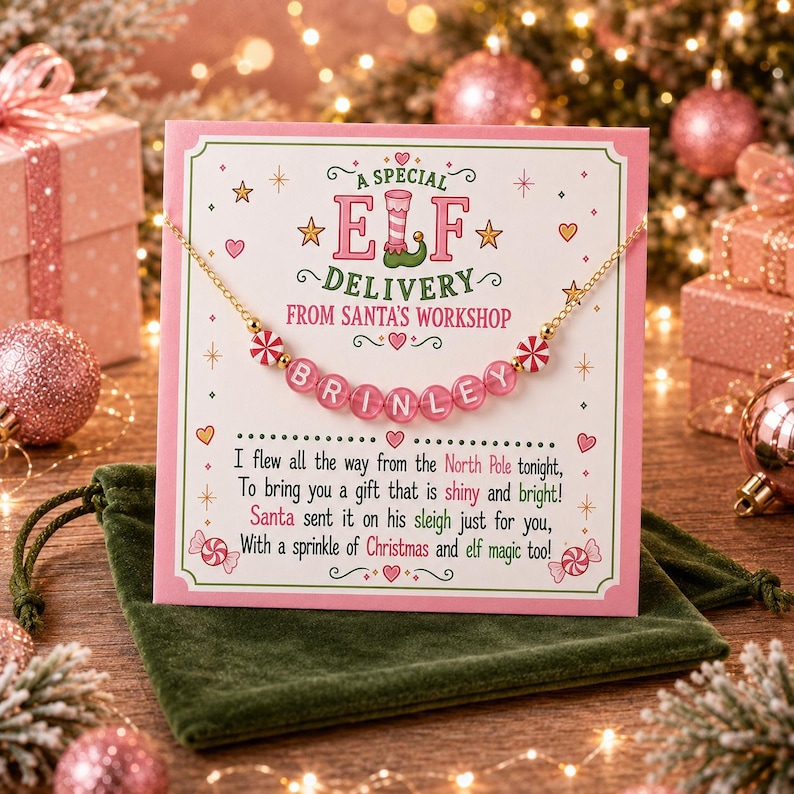 Puede incluir: Un collar de cadena dorada con cuentas de letras rosas que forman el nombre BRINLEY, presentado en una tarjeta blanca con el texto A SPECIAL ELF DELIVERY FROM SANTA'S WORKSHOP y un poema sobre un regalo del Polo Norte, con detalles rojos y verdes.