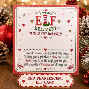Puede incluir: Una tarjeta cuadrada blanca con borde de purpurina roja que presenta el texto A SPECIAL ELF DELIVERY FROM SANTA'S WORKSHOP y un poema sobre un regalo del Polo Norte. Debajo hay una etiqueta rectangular con el texto RED PEARLESCENT ELF CARD.