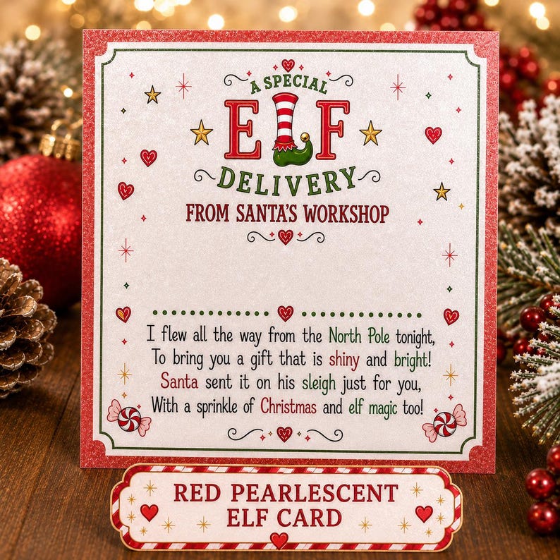 Puede incluir: Una tarjeta cuadrada blanca con borde de purpurina roja que presenta el texto A SPECIAL ELF DELIVERY FROM SANTA'S WORKSHOP y un poema sobre un regalo del Polo Norte. Debajo hay una etiqueta rectangular con el texto RED PEARLESCENT ELF CARD.