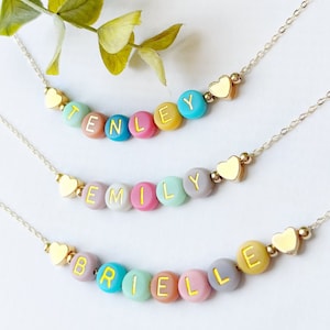Collar para niñas con nombre personalizado, letra dorada, cuentas de colores y dije de corazón, colgante inicial bonito para niñas