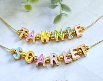 Collar con nombre de esmalte: letras metálicas de color caramelo, joyería personalizada