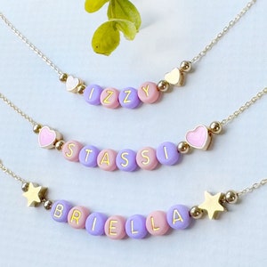 Collar con nombre rosa y morado para niñas / ENVÍO RÁPIDO / Collar con nombre para niña / Collar con nombre para niños con cuentas de estrella / Delicadas cuentas de corazón doradas
