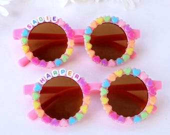 Gafas de sol con corazones arcoíris para niñas, gafas de sol arcoíris para niños, gafas de sol personalizadas para niños, gafas de sol bonitas para bebés, gafas de sol con nombre para niños pequeños.
