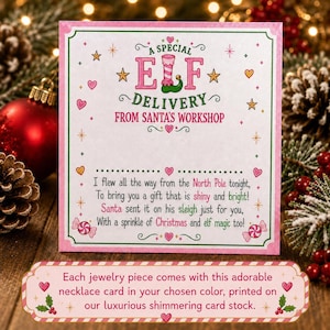 Puede incluir: Una tarjeta cuadrada blanca con borde rosa que presenta el texto A SPECIAL ELF DELIVERY FROM SANTA'S WORKSHOP y un poema sobre un regalo del Polo Norte. El dise&ntilde;o incluye corazones rosas, estrellas doradas y gr&aacute;ficos de bastones de caramelo.