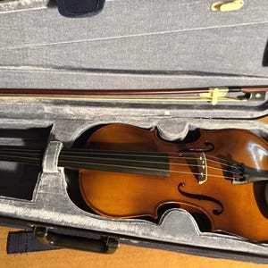 4/4 violin with case and bow