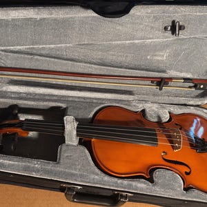4/4 violin with case and bow