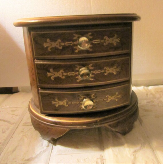 Vintage round wooden jewelry box
