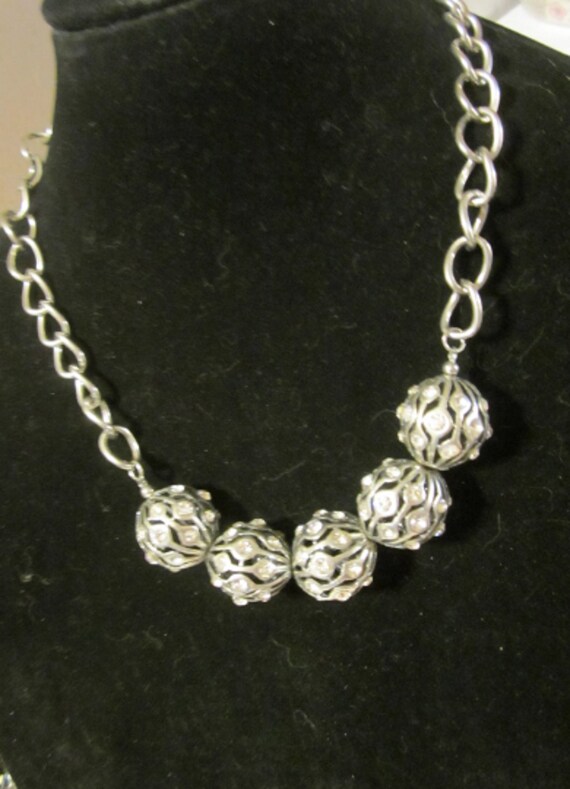 Silver toned fashion necklace - image 2