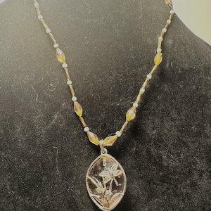 Fashion* Pendant necklace on silver toned chain