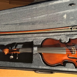 4/4 violin with case and bow