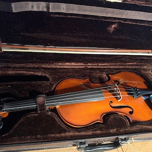 4/4 violin with case and bow