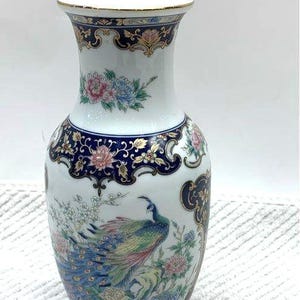 Toyo Japanese decorative vase
