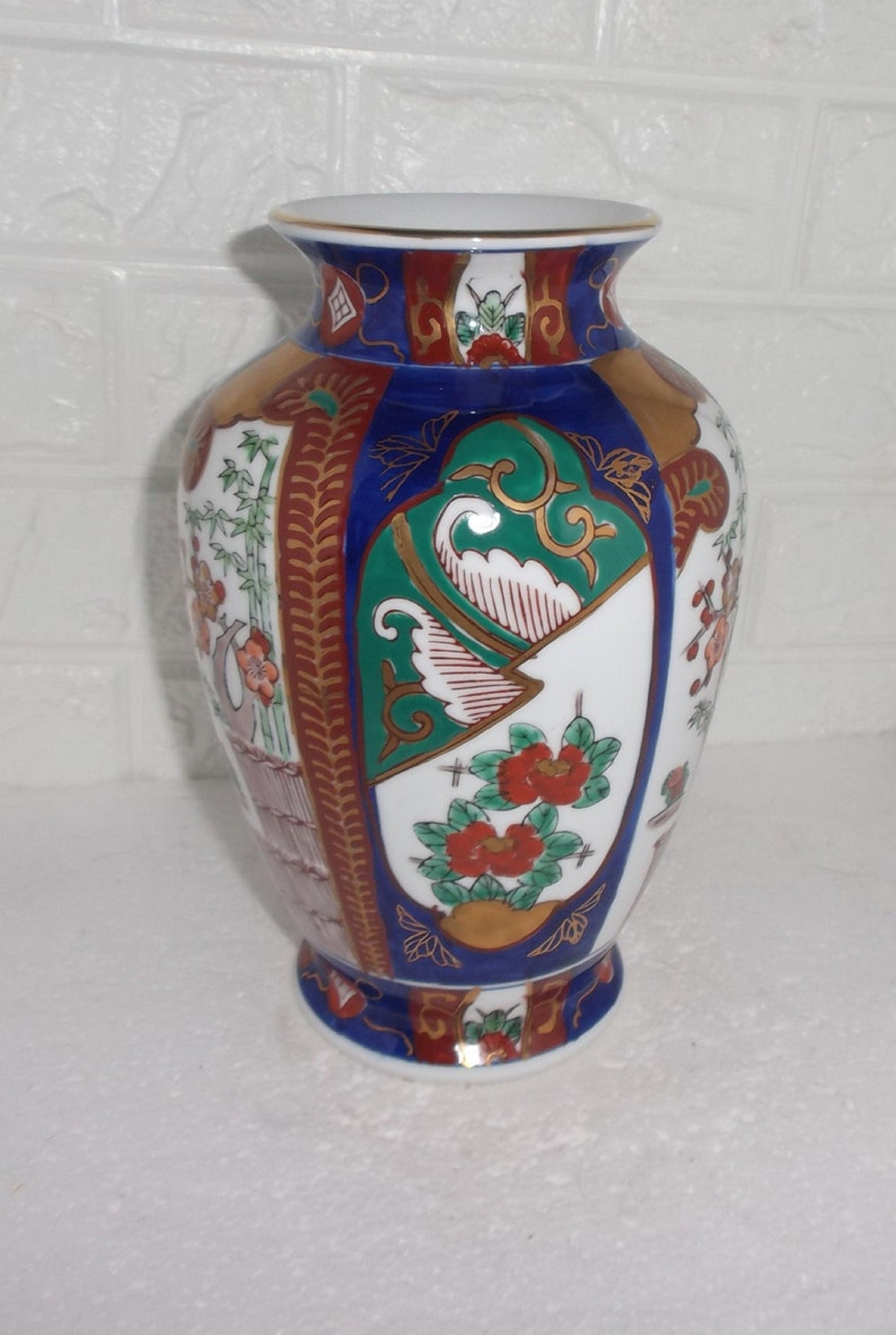 Colorful detailed hand painted Gold Imari Vase
