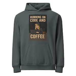 Op de afbeelding: Een donkergrijze hoodie met een afbeelding op de voorkant. De afbeelding toont een cartoon van een persoon met een bril die op een laptop werkt, met de tekst "RUNNING ON CODE AND COFFEE". Een koffiekopje is ook afgebeeld.