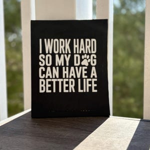Letrero divertido para amantes de los perros / "Trabajo duro para que mi perro tenga una vida mejor" / Regalo para dueños de mascotas / Decoración para perros / Humor para dueños de mascotas / Letrero para mamás y papás de perros