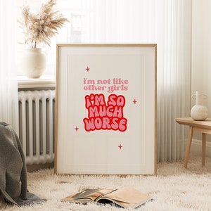 Citation de femme rose rétro Je ne suis pas comme les autres filles imprimer des imprimés impertinents des imprimés d’art mural funky des imprimés rétro excentriques roses des imprimés roses et rouges énervés image 3